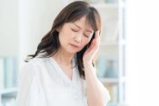 頭痛女性