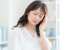 頭痛女性