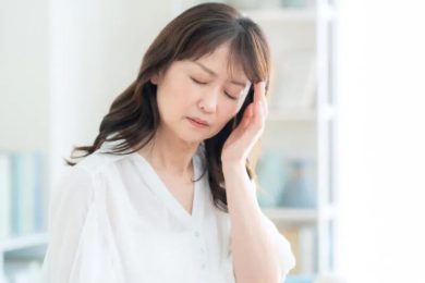 頭痛女性