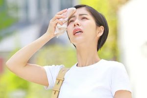 汗かく女性