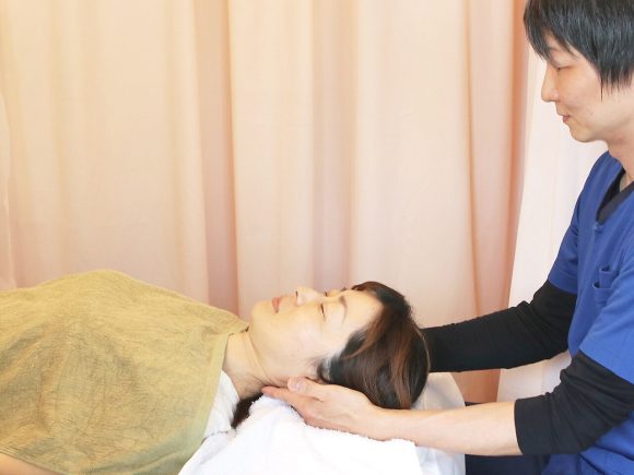 横向き首施術
