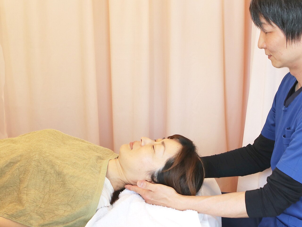 横向き首施術