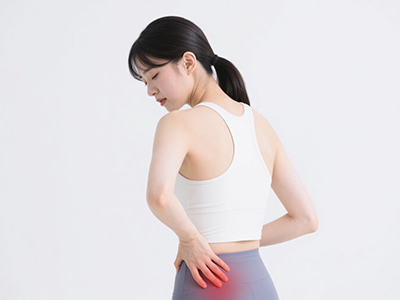 腰痛女性